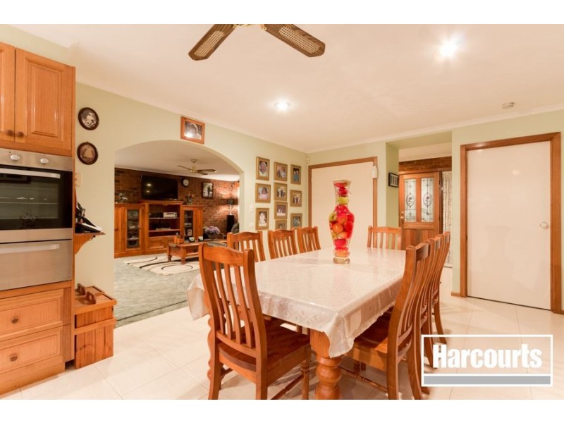 16 Lobelia Court, Cranbourne North VIC 3977