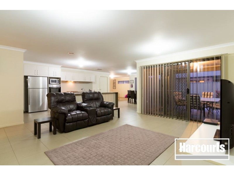 8 Beauchamp Way, Cranbourne East VIC 3977