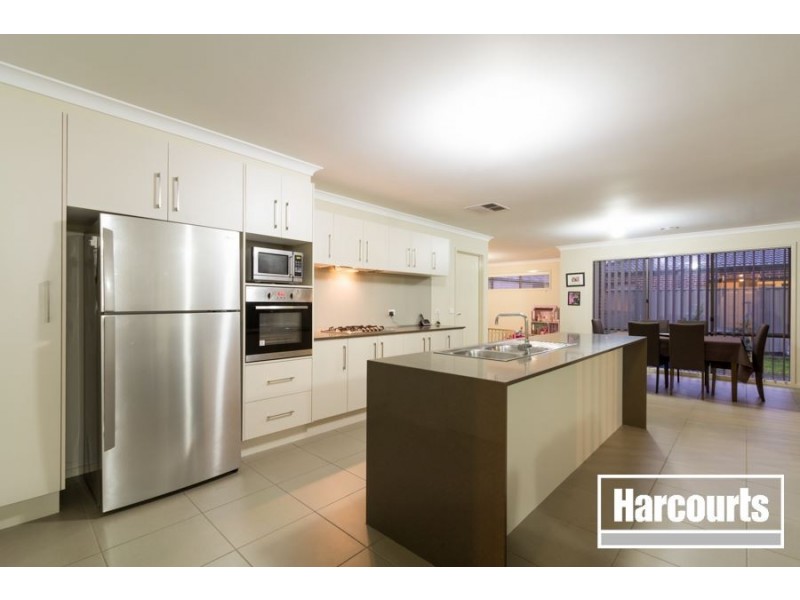 8 Beauchamp Way, Cranbourne East VIC 3977