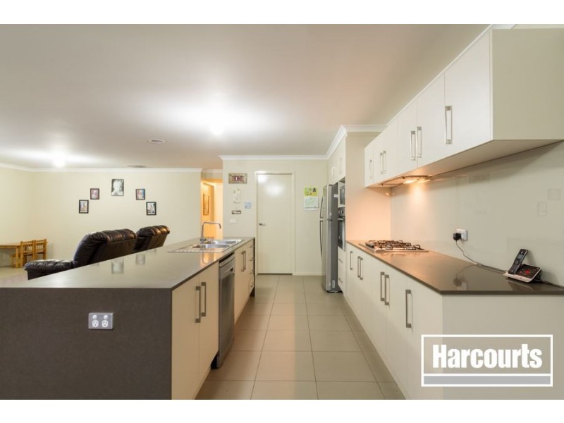8 Beauchamp Way, Cranbourne East VIC 3977
