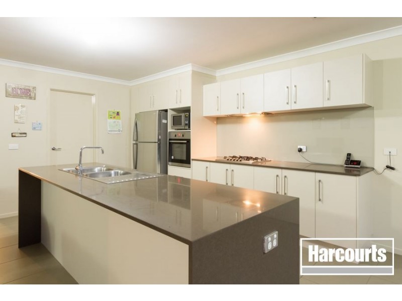 8 Beauchamp Way, Cranbourne East VIC 3977