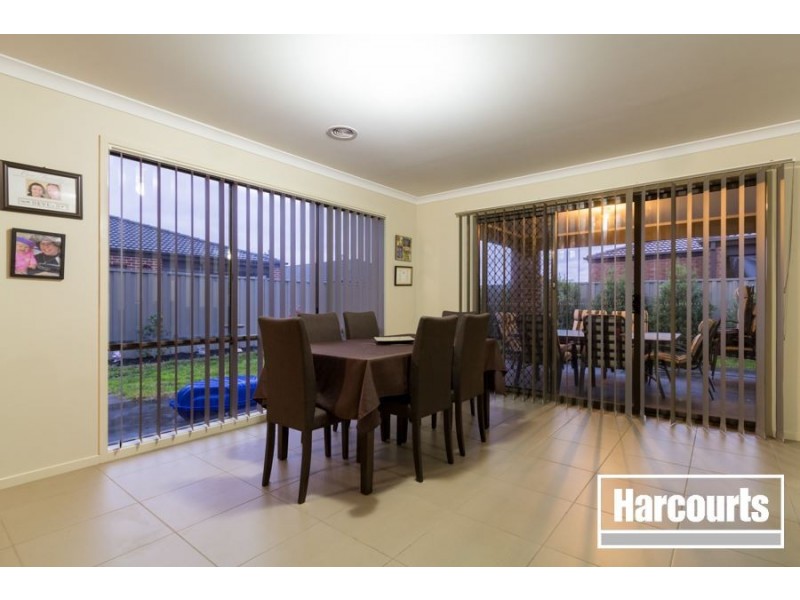 8 Beauchamp Way, Cranbourne East VIC 3977