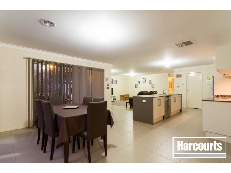 8 Beauchamp Way, Cranbourne East VIC 3977