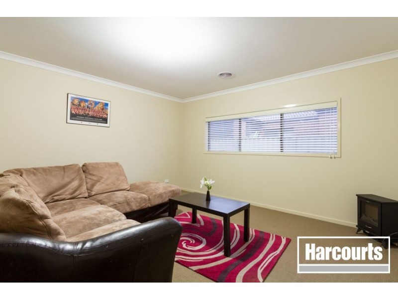 8 Beauchamp Way, Cranbourne East VIC 3977
