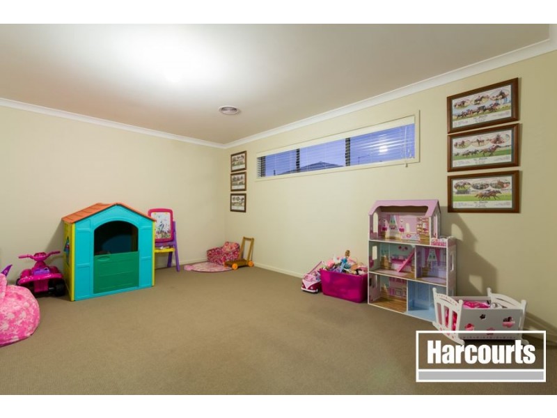 8 Beauchamp Way, Cranbourne East VIC 3977