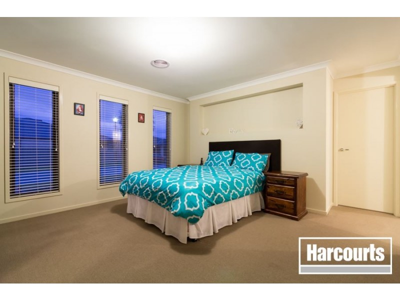 8 Beauchamp Way, Cranbourne East VIC 3977