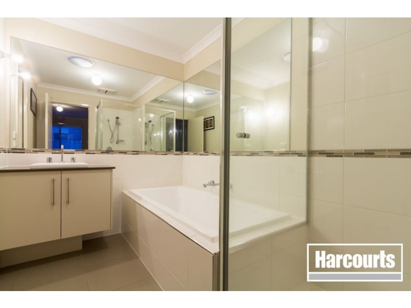 8 Beauchamp Way, Cranbourne East VIC 3977