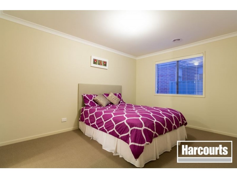 8 Beauchamp Way, Cranbourne East VIC 3977