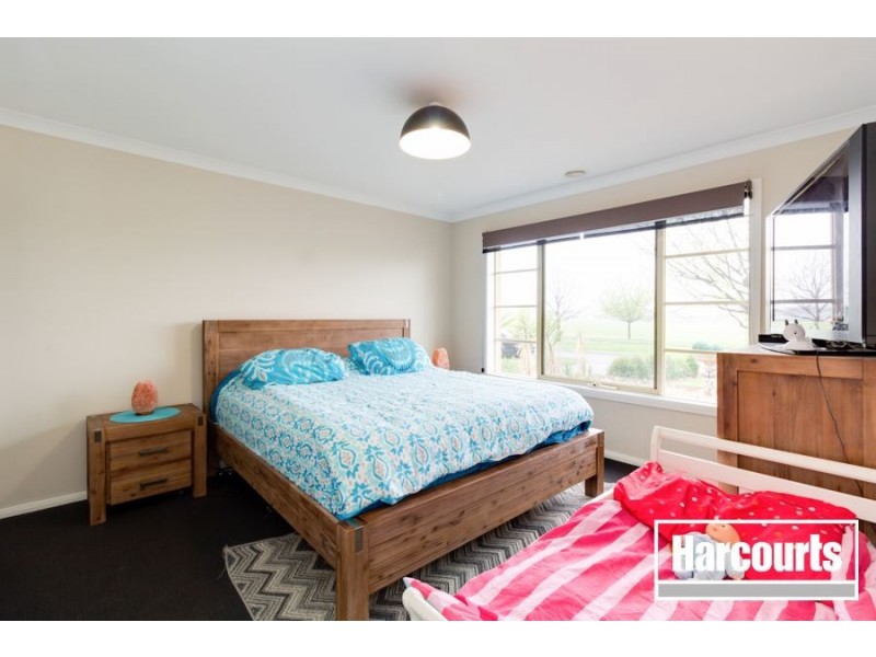 87 Broad Oak Drive, Cranbourne East VIC 3977