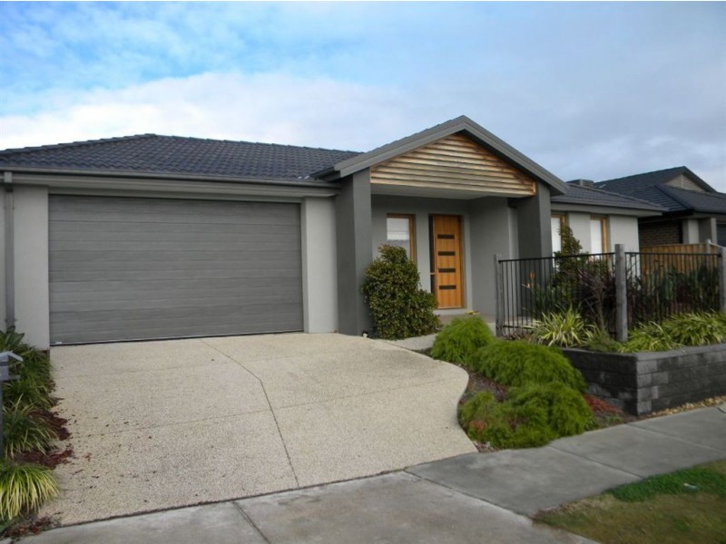 24 Baddeley Circuit, Cranbourne North VIC 3977