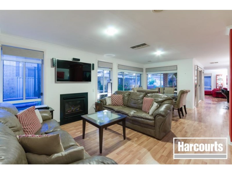 30 Scotsdale Drive, Cranbourne East VIC 3977