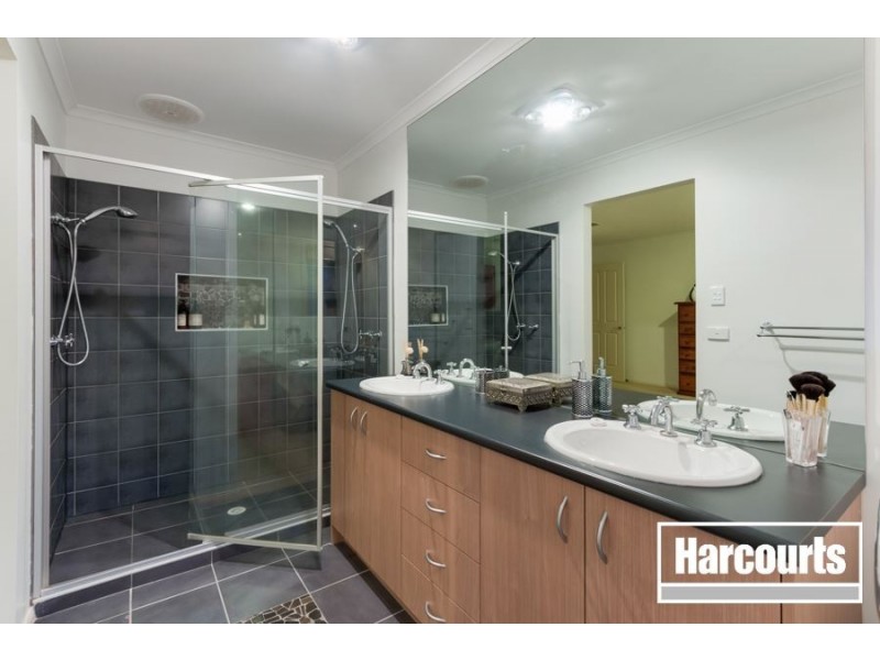 30 Scotsdale Drive, Cranbourne East VIC 3977