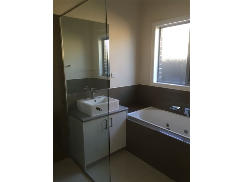 11 Howden Street, Cranbourne East VIC 3977