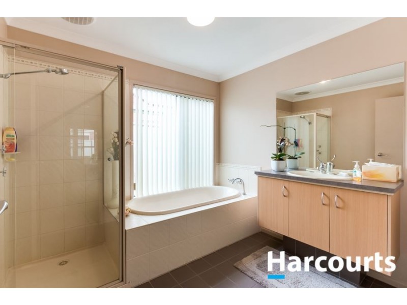 34 Scotsdale Drive, Cranbourne East VIC 3977