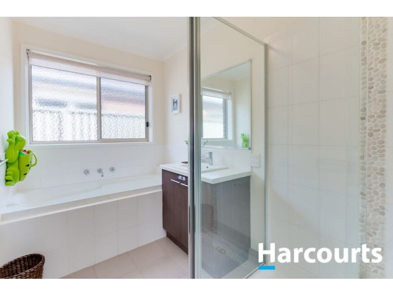 4 Maddock Drive, Cranbourne East VIC 3977