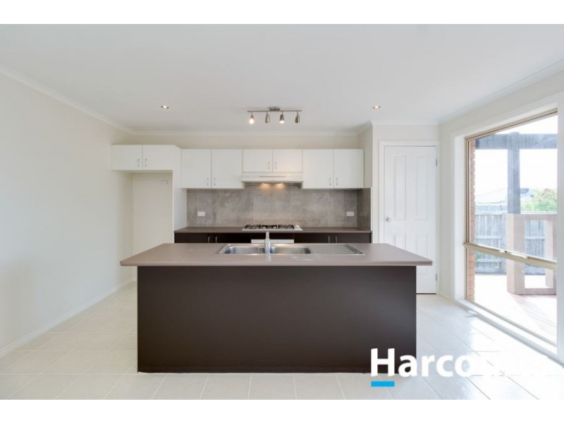 33 Honey Myrtle Way, Cranbourne VIC 3977