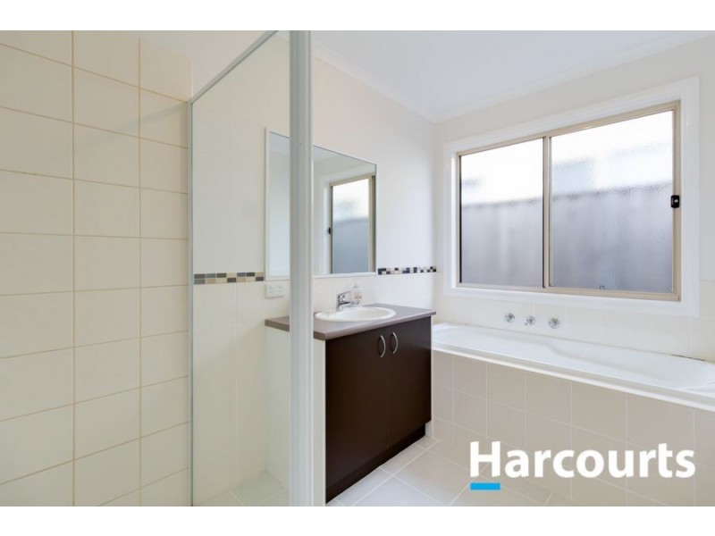 33 Honey Myrtle Way, Cranbourne VIC 3977