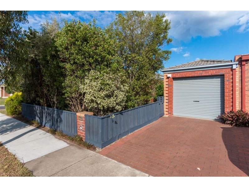 9 Stirling Avenue, Cranbourne North VIC 3977