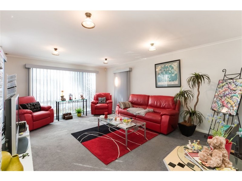 9 Stirling Avenue, Cranbourne North VIC 3977