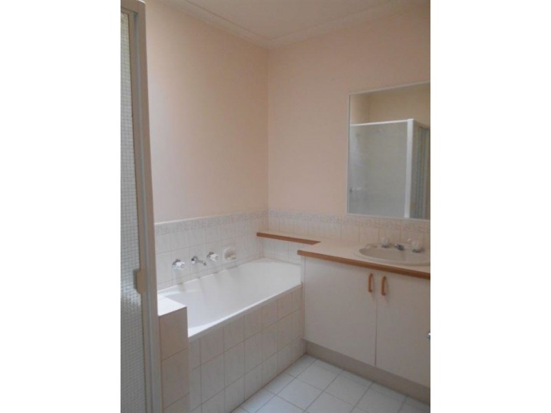 2/15-17 Lyall Street, Cranbourne VIC 3977