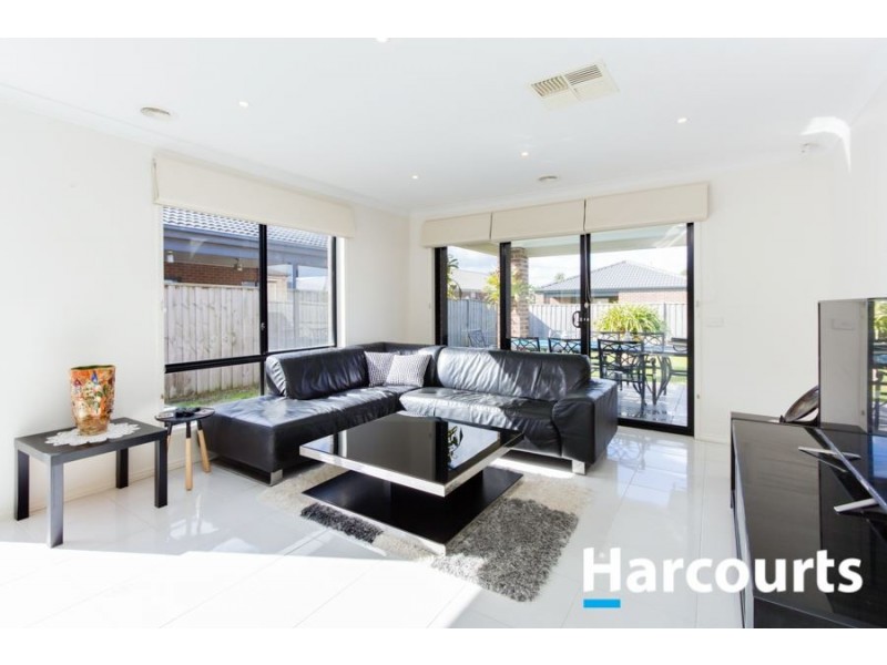 14 Starlight Rise, Cranbourne East VIC 3977