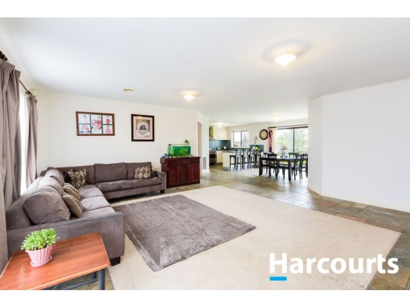 112 Rosebank Drive, Cranbourne North VIC 3977