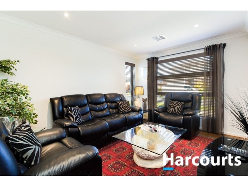 15 Fleuve Rise, Clyde North VIC 3978