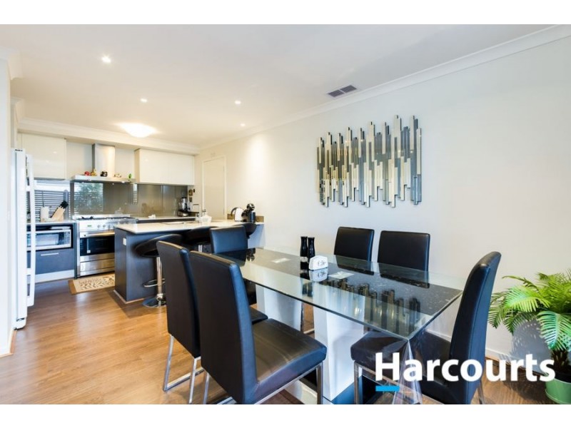 15 Fleuve Rise, Clyde North VIC 3978