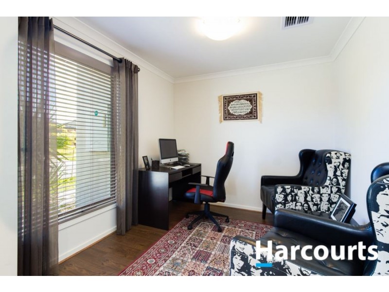 15 Fleuve Rise, Clyde North VIC 3978