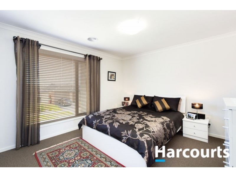 15 Fleuve Rise, Clyde North VIC 3978