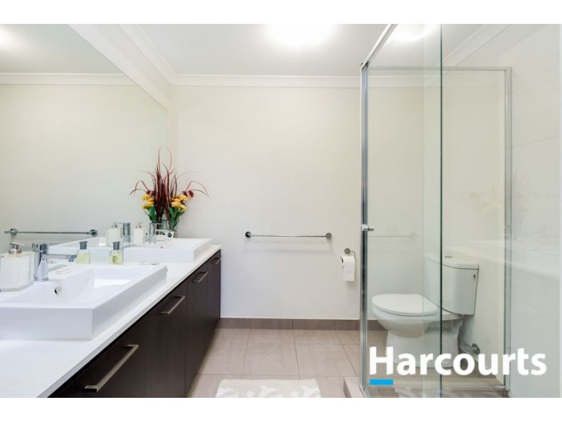 15 Fleuve Rise, Clyde North VIC 3978