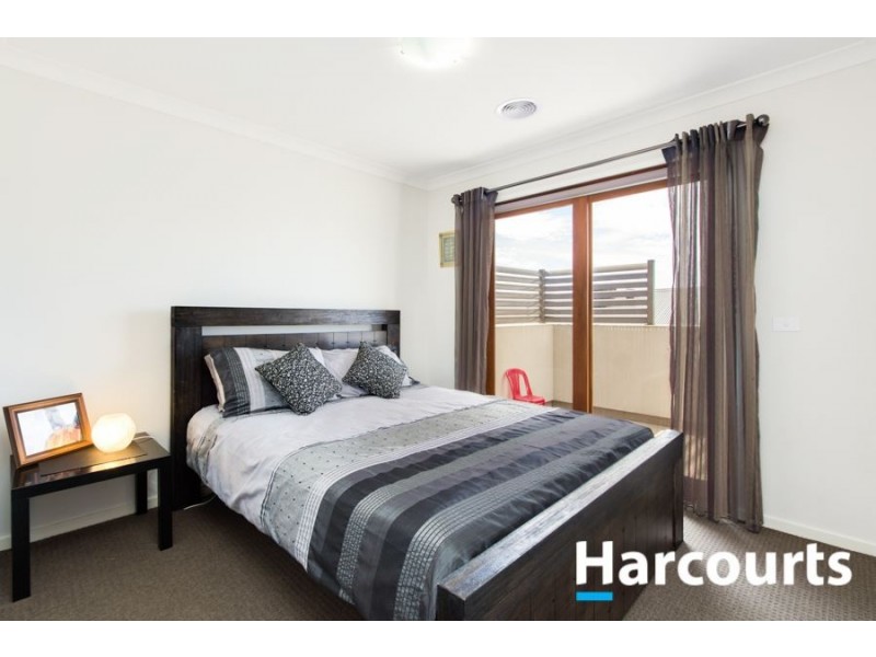 15 Fleuve Rise, Clyde North VIC 3978