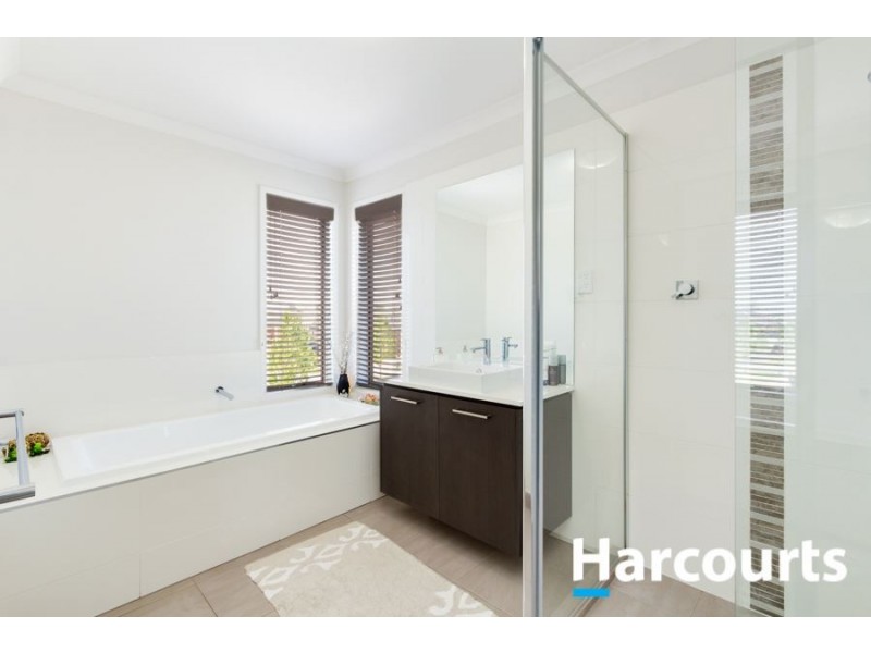 15 Fleuve Rise, Clyde North VIC 3978