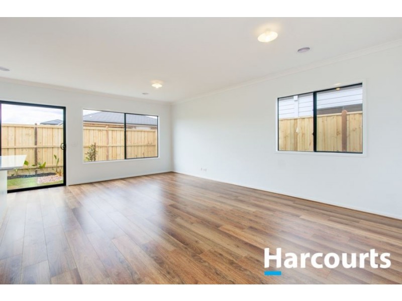 42 Mossey Crescent, Cranbourne East VIC 3977