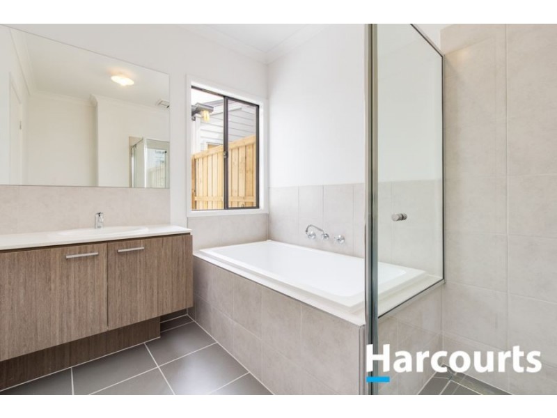 42 Mossey Crescent, Cranbourne East VIC 3977