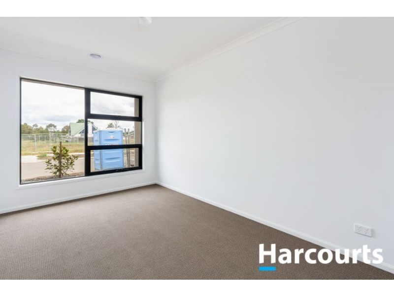 42 Mossey Crescent, Cranbourne East VIC 3977