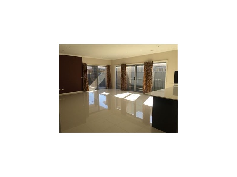 11 Howden Street, Cranbourne East VIC 3977