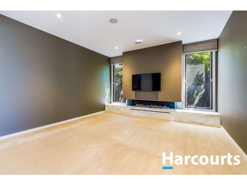 8 Eliburn Drive, Cranbourne East VIC 3977