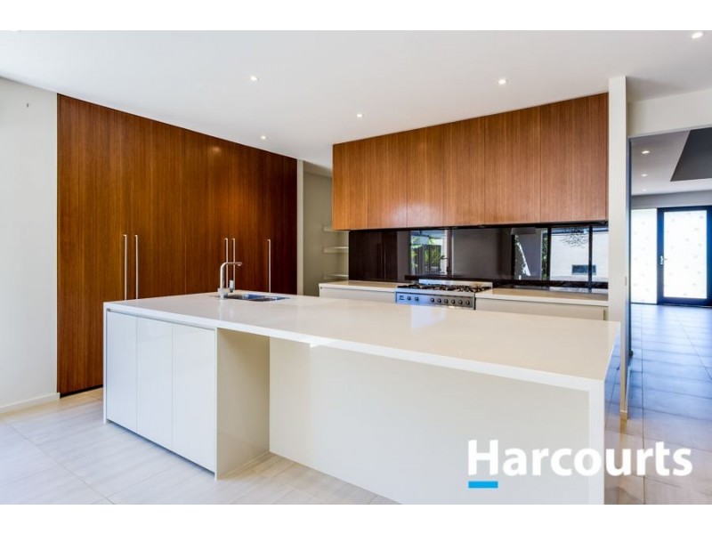 8 Eliburn Drive, Cranbourne East VIC 3977