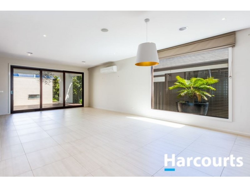 8 Eliburn Drive, Cranbourne East VIC 3977