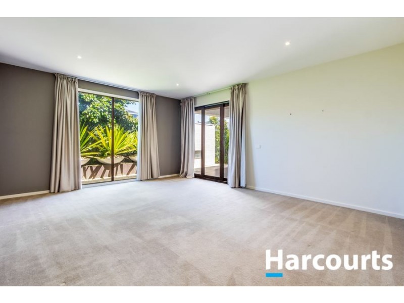 8 Eliburn Drive, Cranbourne East VIC 3977