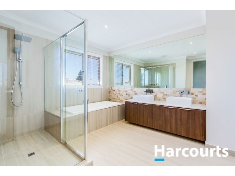 8 Eliburn Drive, Cranbourne East VIC 3977