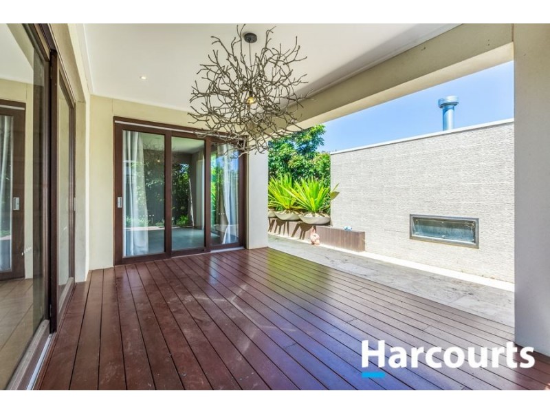 8 Eliburn Drive, Cranbourne East VIC 3977