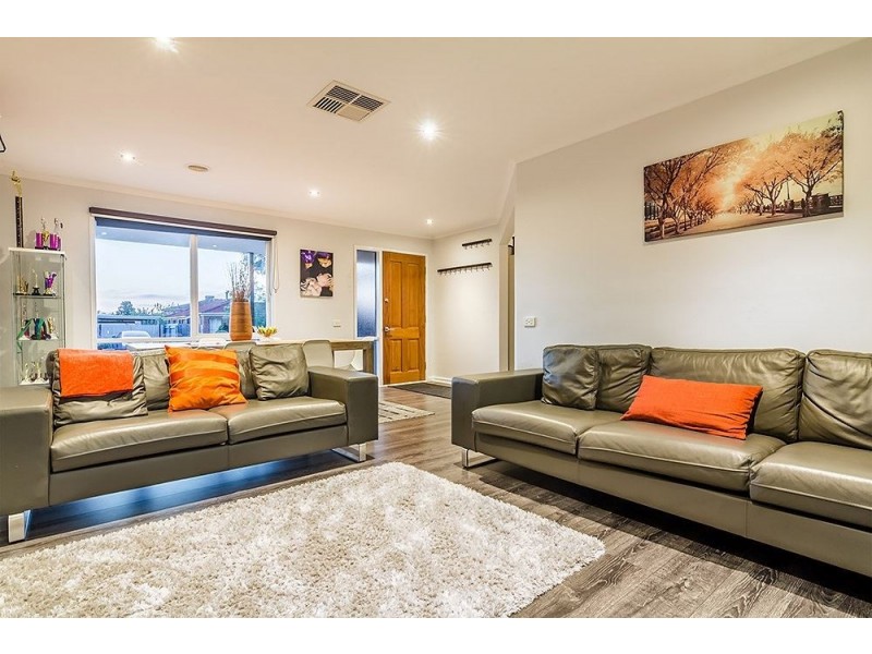 8 Porto Court, Cranbourne North VIC 3977