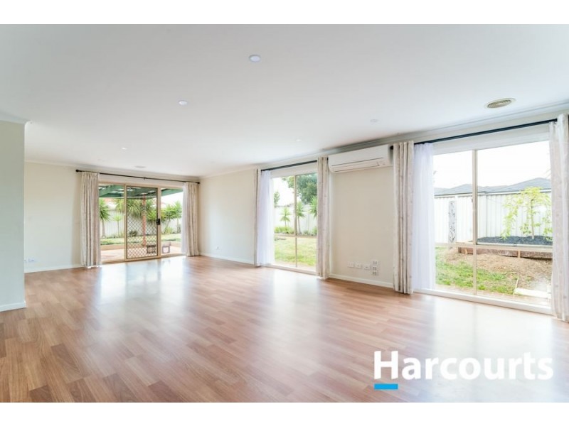 18 Gatehouse Parade, Cranbourne East VIC 3977