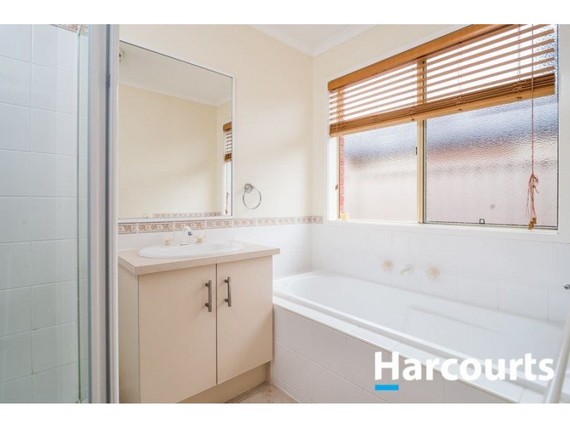 18 Gatehouse Parade, Cranbourne East VIC 3977