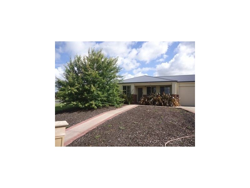 26 Maddock Drive, Cranbourne East VIC 3977
