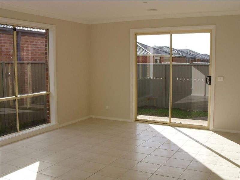 26 Maddock Drive, Cranbourne East VIC 3977
