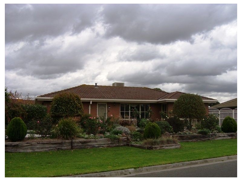 6 Ayres Close, Cranbourne North VIC 3977