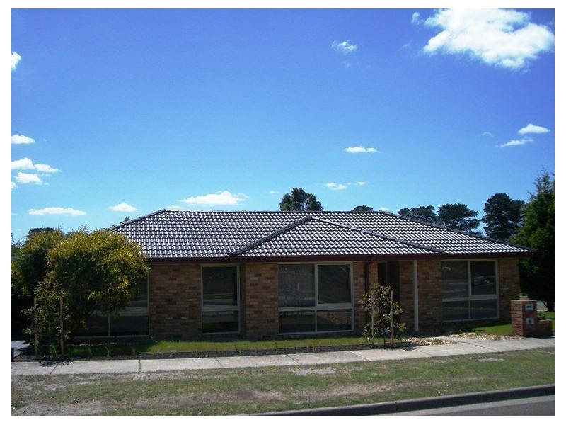 15 Hazelwood Avenue, Cranbourne North VIC 3977